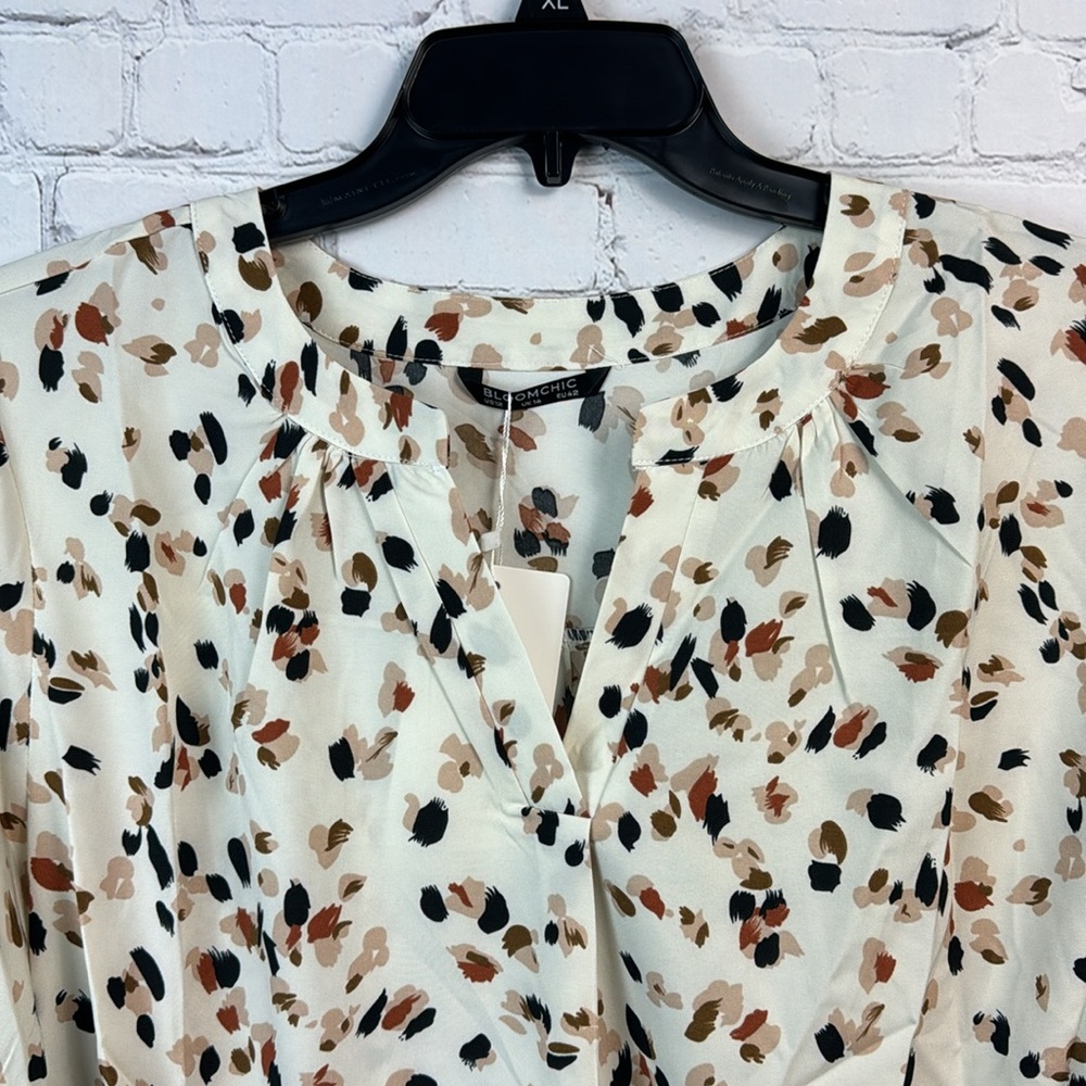 BloomChic Cream and Black Printed Balloon Sleeve V Neck Top Size Large - Picture 4 of 7